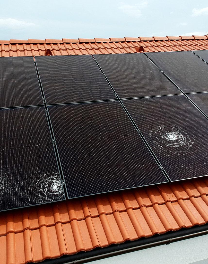 PV-Modul mit Steinschlägen