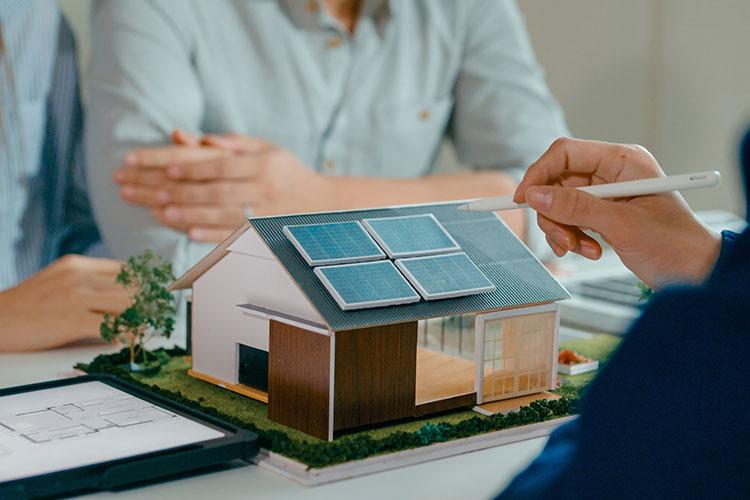 Modell-Haus mit Photovoltaikanlage