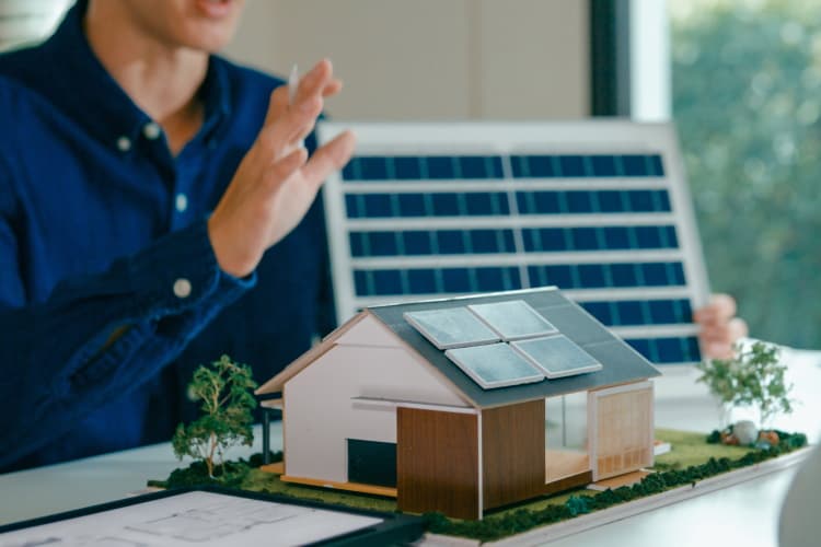 Modell-Haus mit Photovoltaikanlage