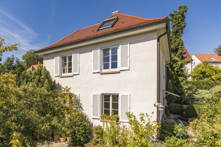 Altbau inmitten eines grünen Gartens