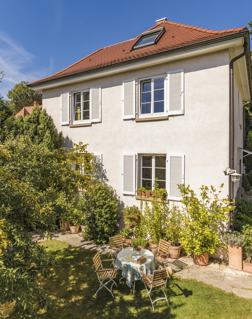 Altbau inmitten eines grünen Gartens