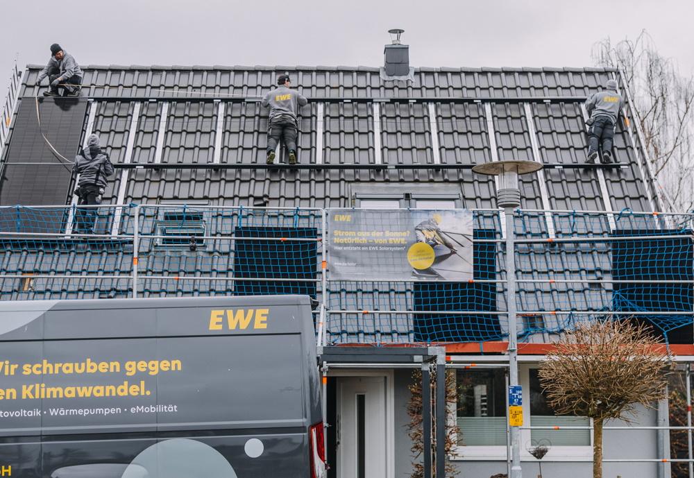 Gerüstaufbau bei der Installtion der Anlage von EWE-Solarkundin Kerstin