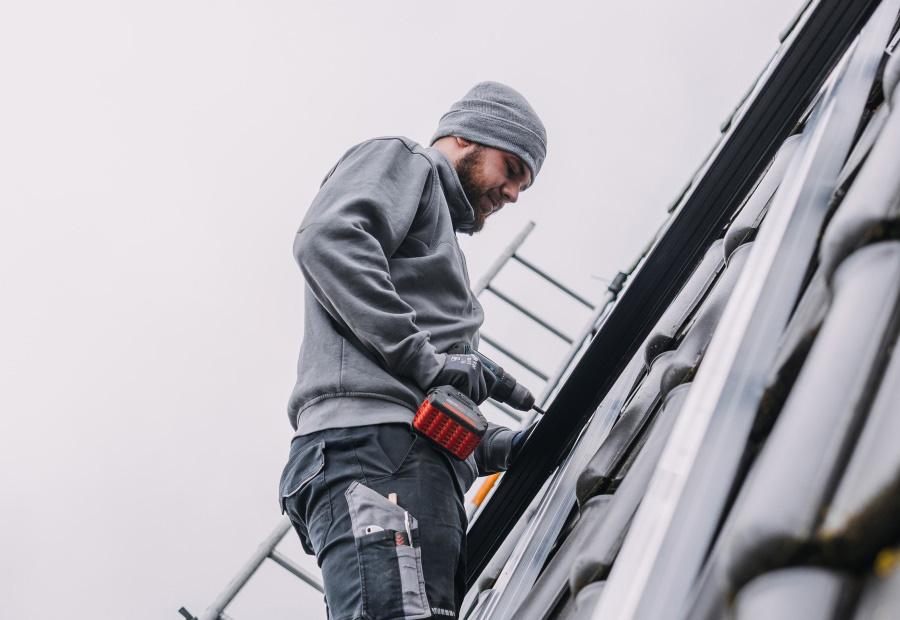 EWE-Mitarbeiter montiert Haltung der PV-Module der Anlage von EWE-Solarkundin Kerstin