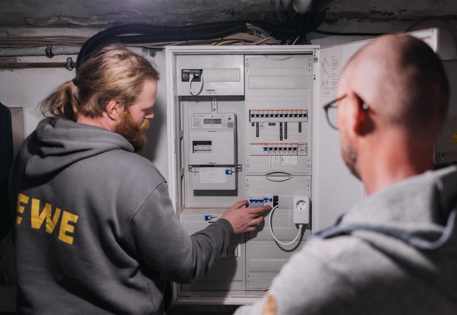 EWE-Mitarbeiter bei der Einrichtung des Stromkastens von EWE-Solarkundin Kerstin