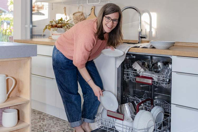 Die fertig PV-Anlage auf dem Dach von EWE-Solarkundin Kerstin vor tiefblauem Himmel
