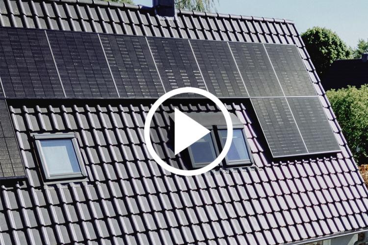PV-Module der Anlage von EWE-Solarkundin Kerstin mit Play-Button