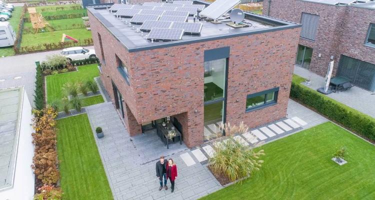 Das Haus von Heike und Jan Thümler aus der Vogelperspektive mit Blick auf die PV-Module auf dem Dach