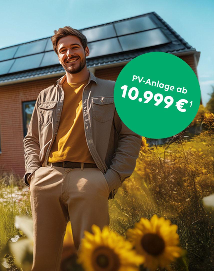 Mann steht in einer Sonnenblumenwiese vor einem Haus mit Solarsystem
