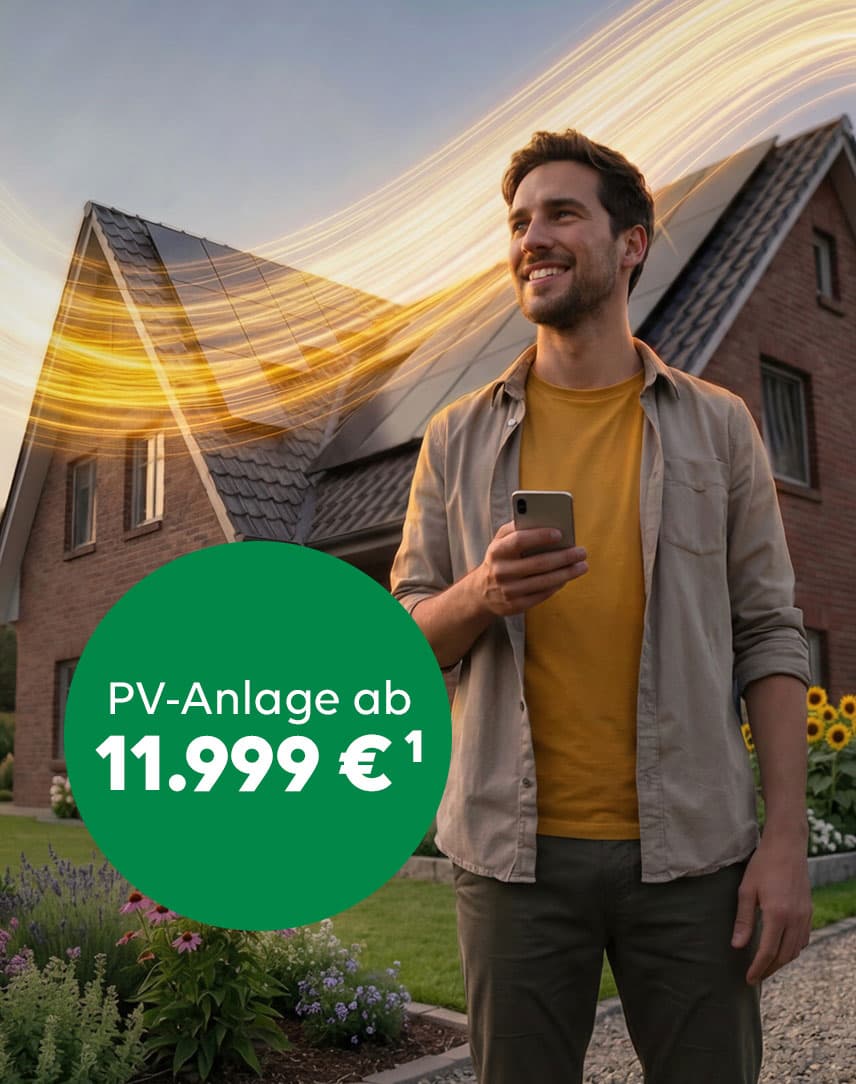 Mann steht vor einem Haus mit Solarsystem. In einem grünen Kreis steht: "PV-Anlage ab 11.999 €"