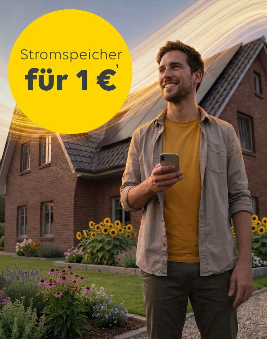 Mann steht vor einem Haus mit Solarsystem. In einem grünen Kreis steht: "PV-Anlage ab 11.999 €"