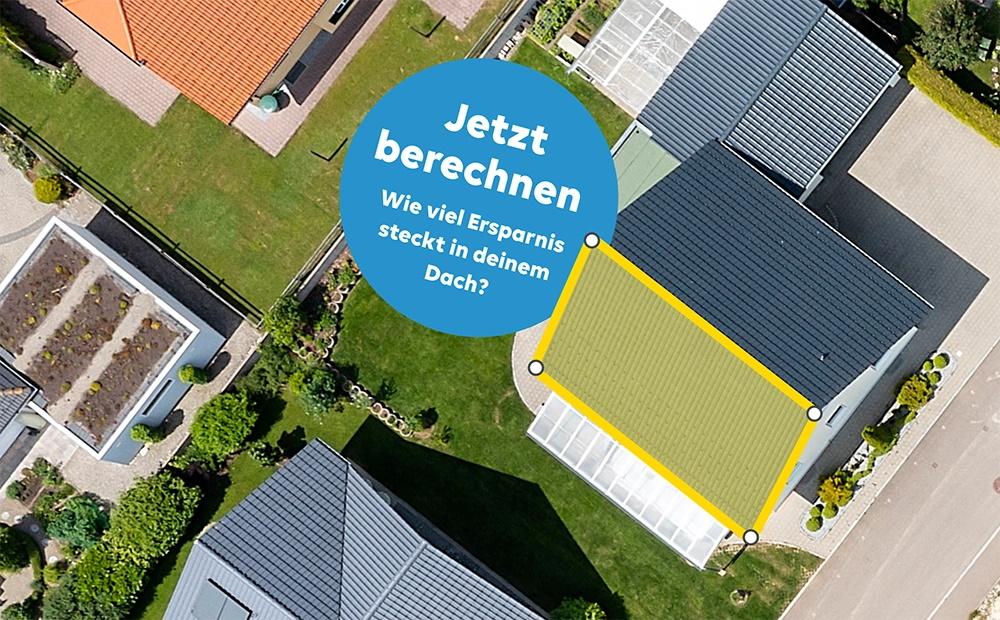 Dachfläche aus der Vogelperspektive mit blauem Kreis "Jetzt berechnen: Wie viel Ersparnis steckt in deinem Dach?"