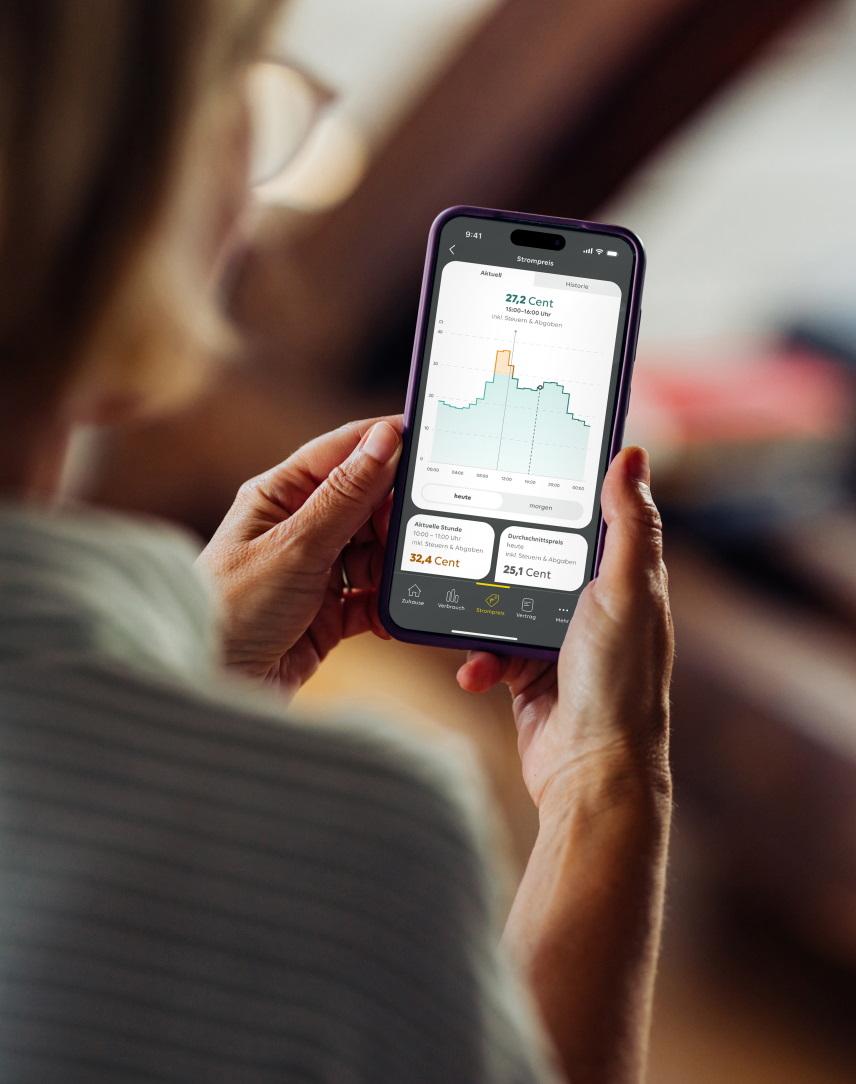 Frau schaut auf ihrem Smartphone Informationen zu einem dynamischen Stromtarif an