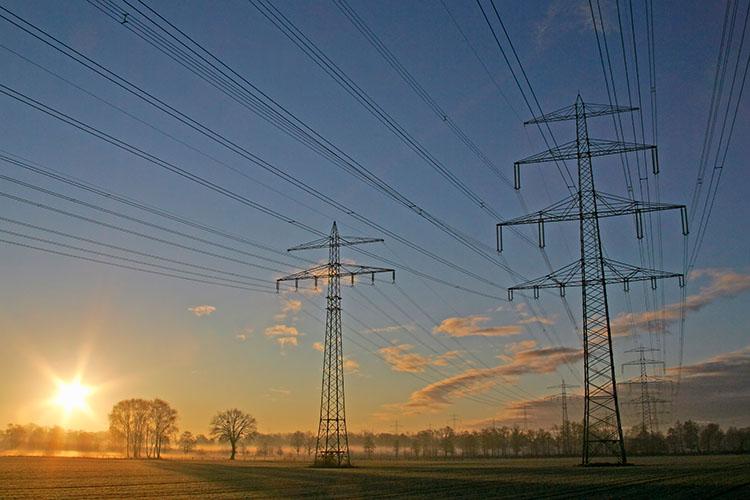 Strommasten vor blaumem Himmel