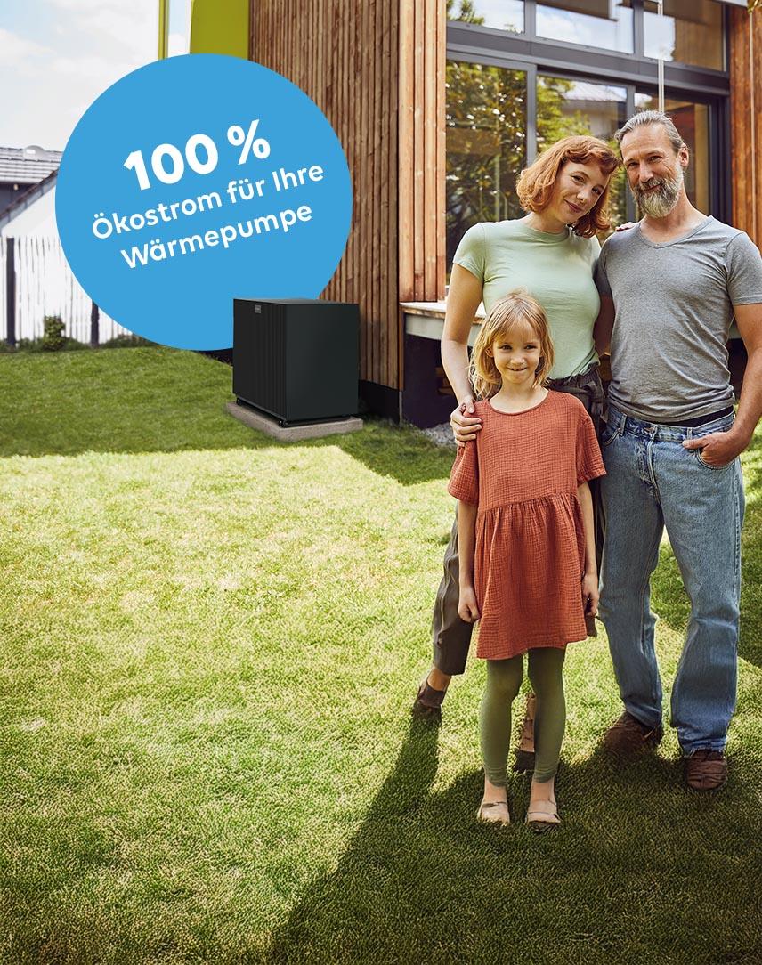 Familie steht vor Ihren Haus, neben dem sich eine Wärmepumpe befindet