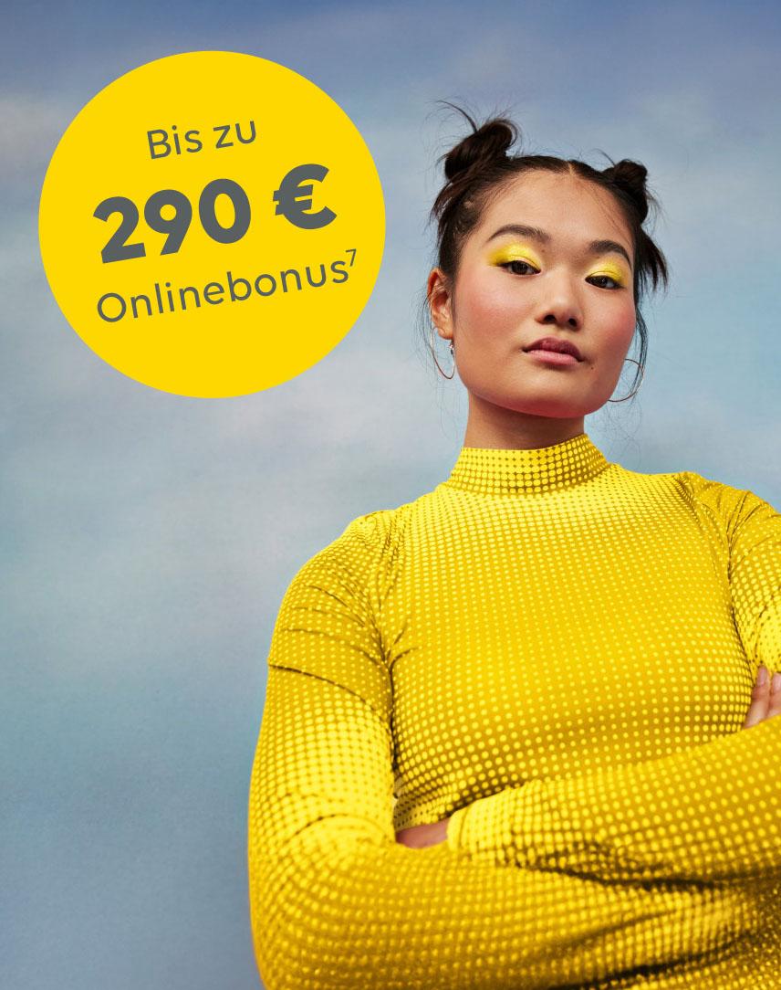 Frau mit verschränkten Armen vor Himmel-Hintergrund. In einem gelben Kreis steht "Bis zu 290 € Onlinebonus"