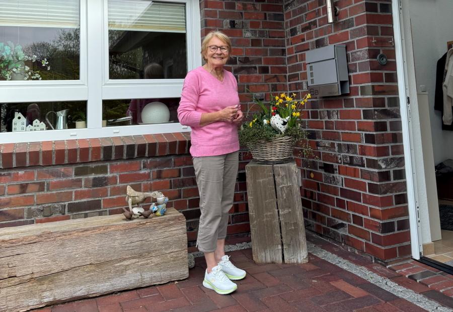 Christa Becker vor ihrem Haus in Esens