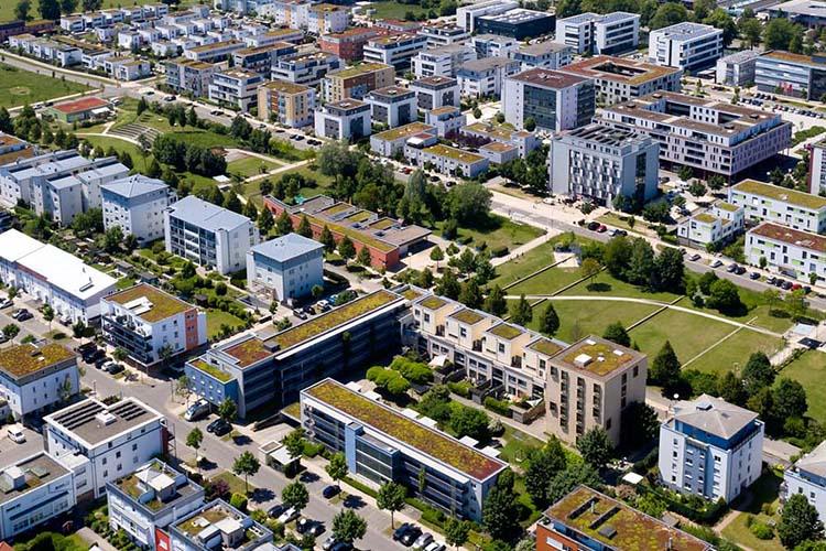 Vogelperspektive von Wohngebiet mir vielen Mehrfamilienhäusern