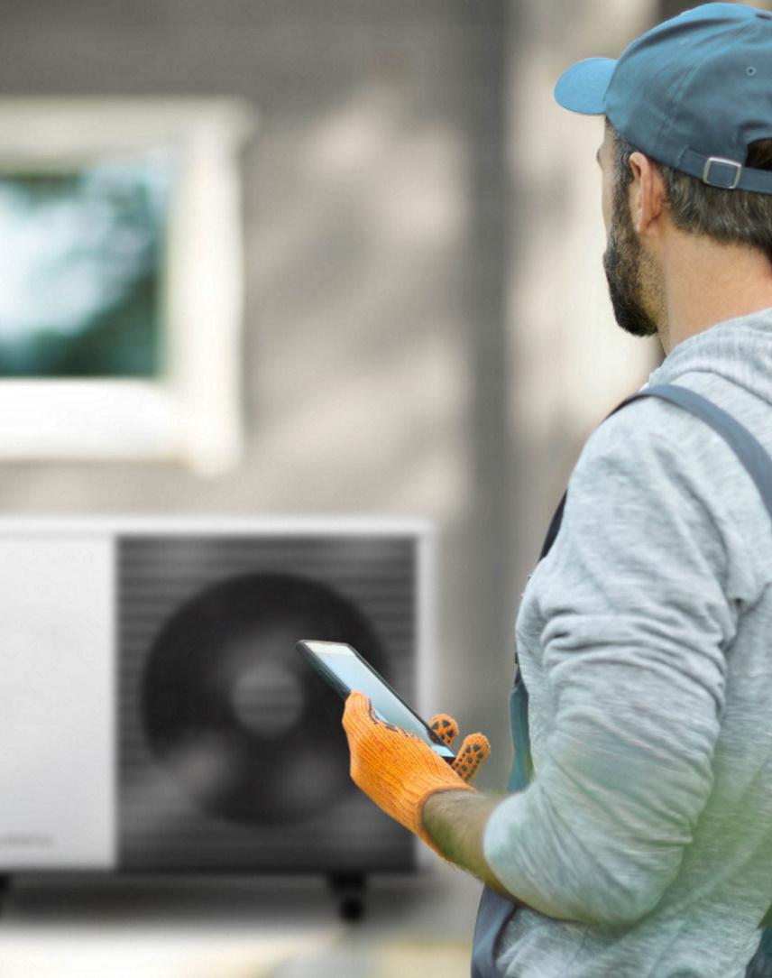 Fachhandwerker mit Wärmepumpe