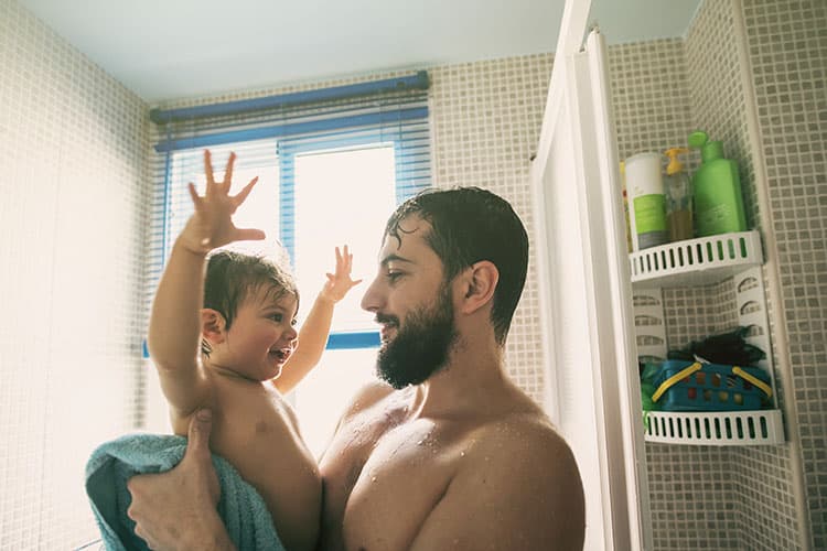 Mann mit seinem Sohn auf dem Arm