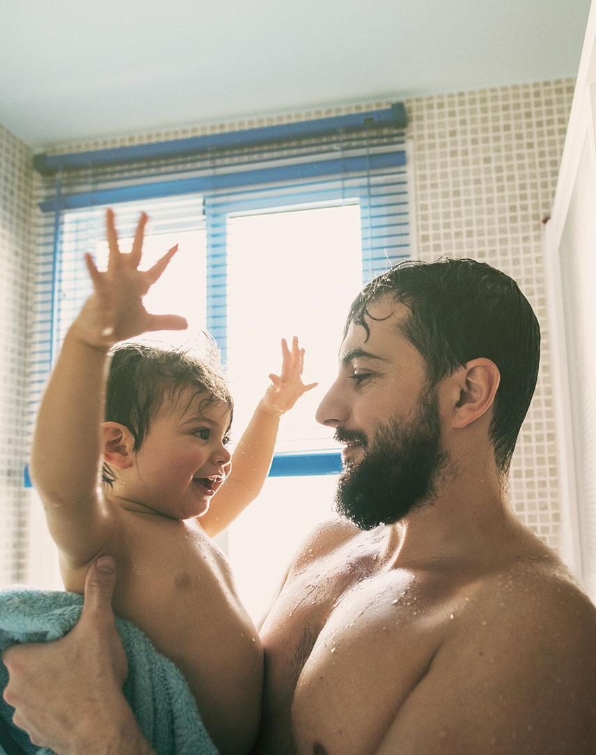 Mann mit seinem Sohn auf dem Arm