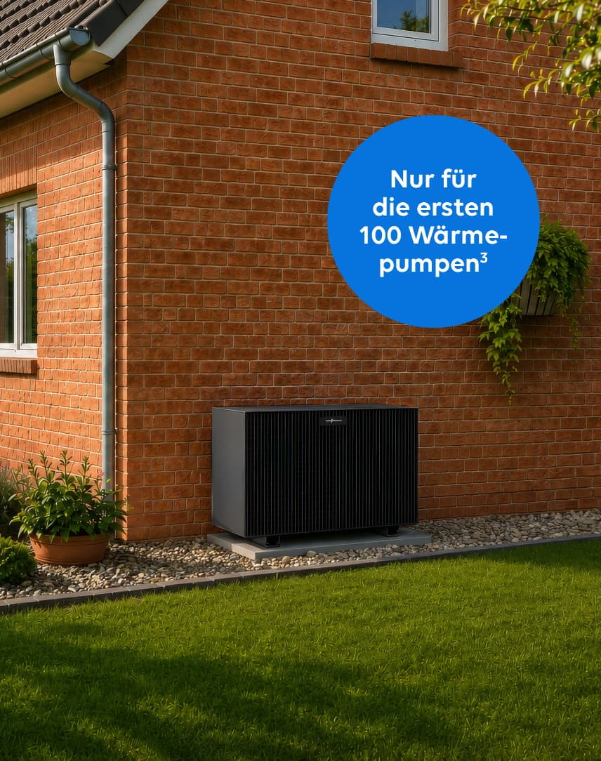 Wärmepumpe vor einem roten Backsteinhaus
