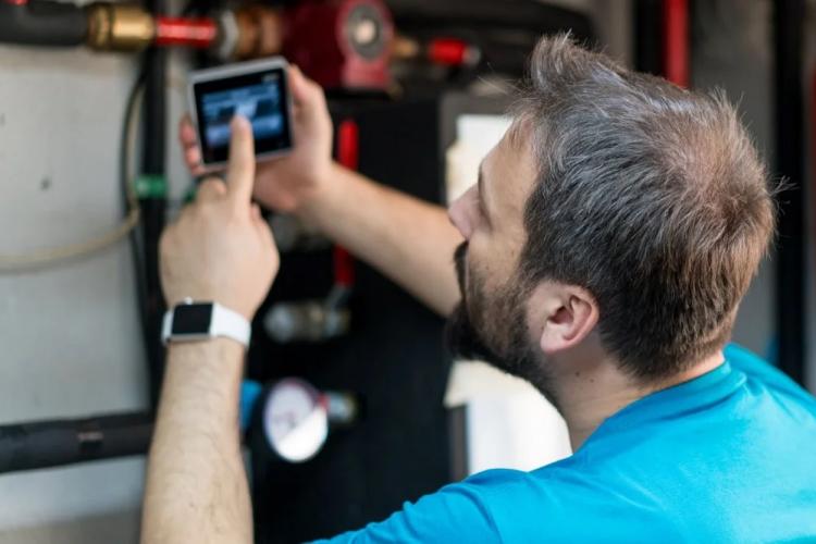 Techniker prüft die Funktionstüchtigkeit einer Heizung