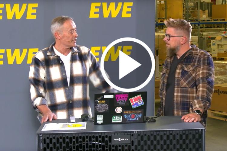 Zwei Mitarbeiter von EWE unterhalten sich über Wärmepumpen