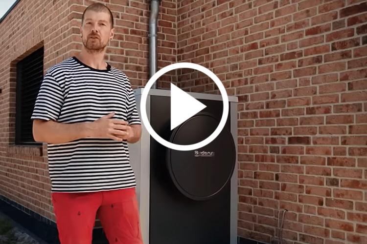 EWE-Smartgeber Jan vor einer Wärmepumpe