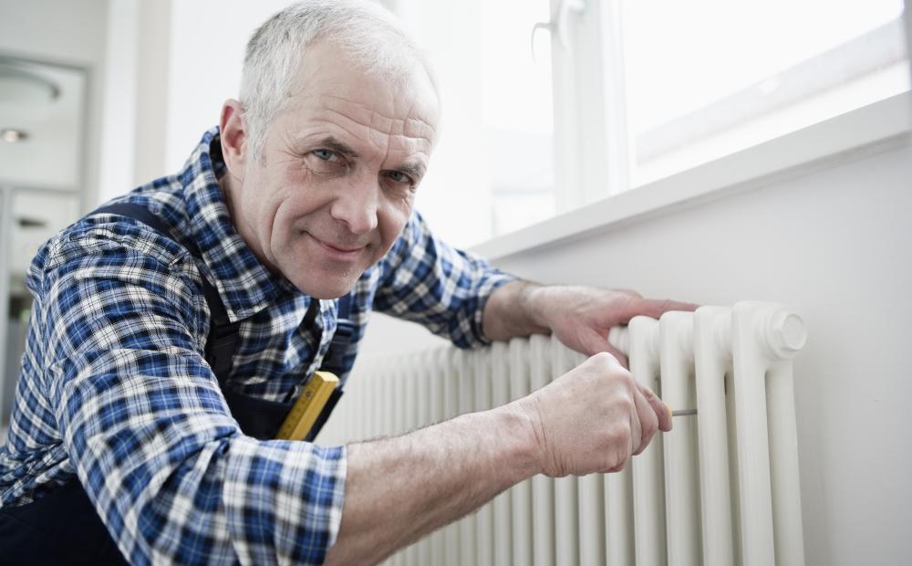 Ein erfahrener Handwerker repariert eine Heizung