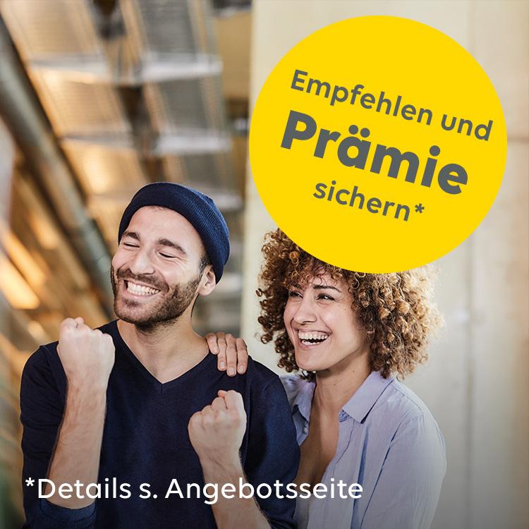 Eine Mann ballt die Faust und freut sich, eine Frau legt die Hand auf seine Schulter und lacht ebenfalls
