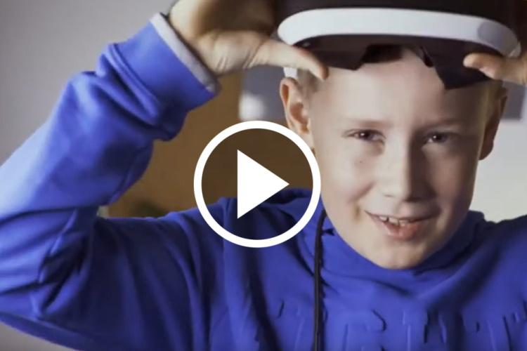 Screenshot des Videos, in dem ein Junge mit VR-Brille über die EWE-Glasfasertarife informiert