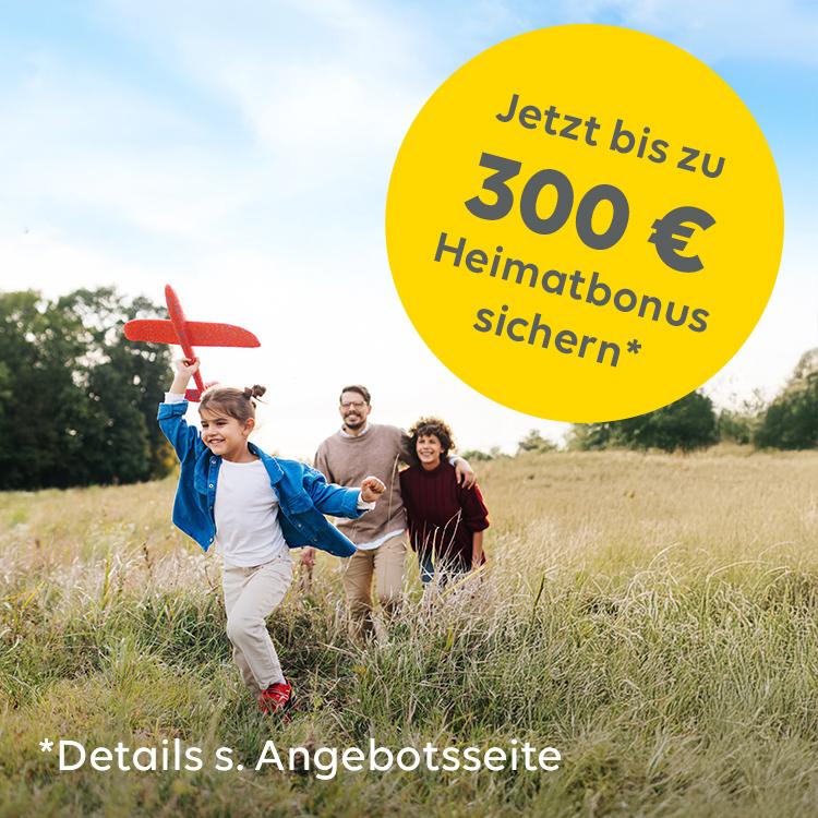 Ein Mädchen läuft mit seinen Eltern über eine Wiese, in einer gelben Fläche wird auf "300 Euro Heimatbonus" hingewiesen