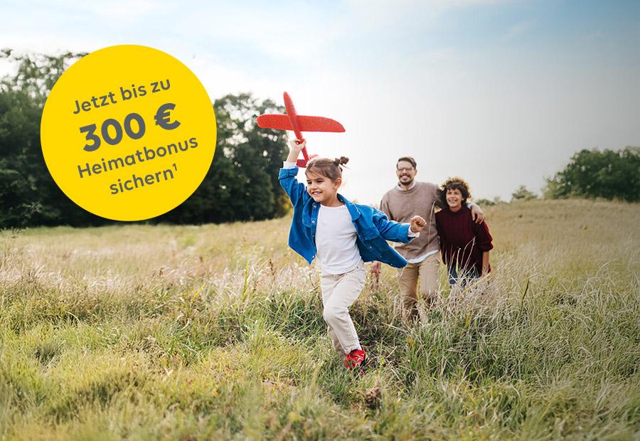 Ein Mädchen läuft mit seinen Eltern über eine Wiese, in einer gelben Fläche wird auf "300 Euro Heimatbonus" hingewiesen