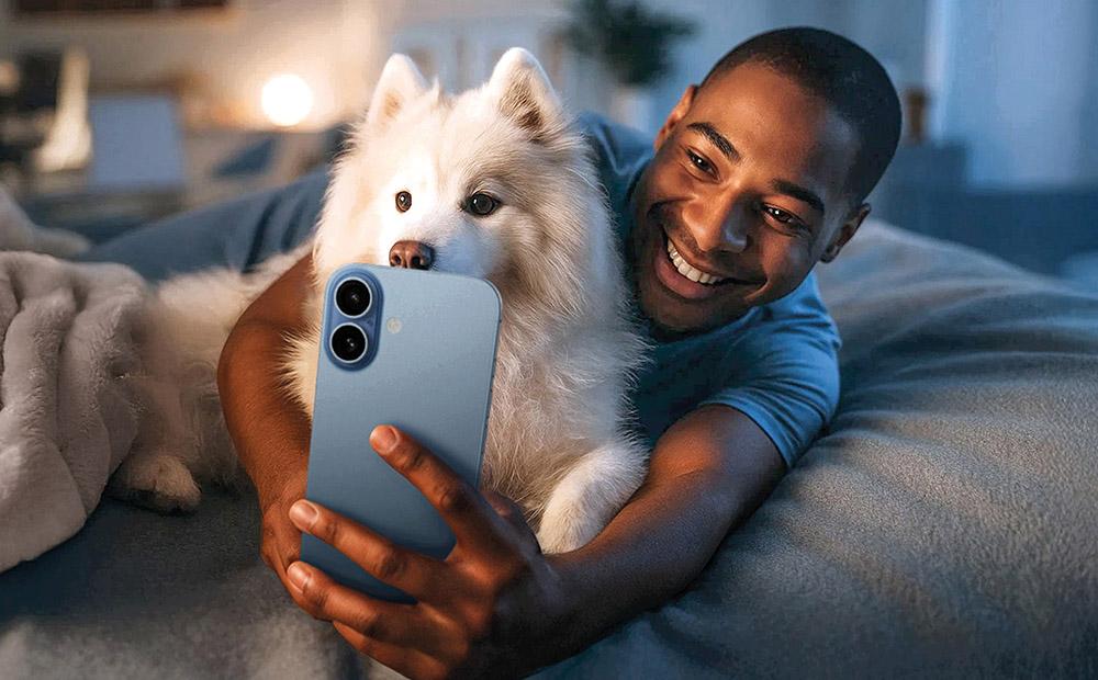 Mann macht Selfie mit seinem Hund