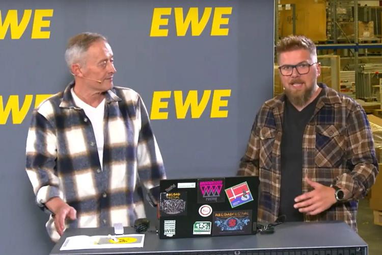 EWE-Mitarbeiter bei einer Online-Infoveranstaltung
