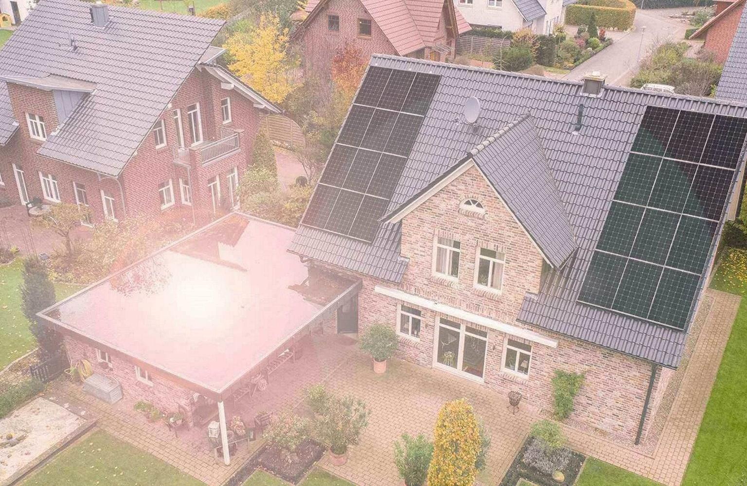 Haus mit Solarmodulen aus der Vogelperspektive