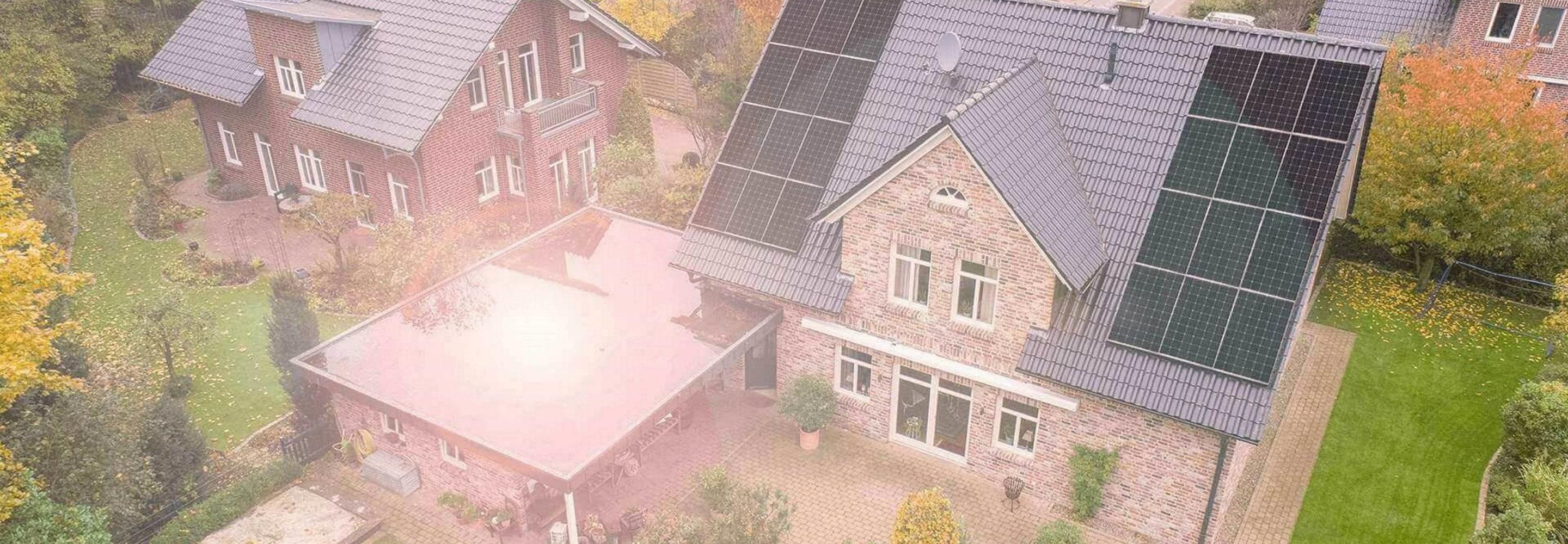 Haus mit Solarmodulen aus der Vogelperspektive