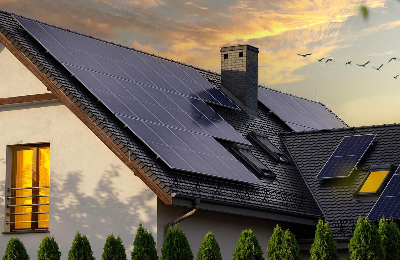 Haus mit PV-Anlage in der Dämmerung