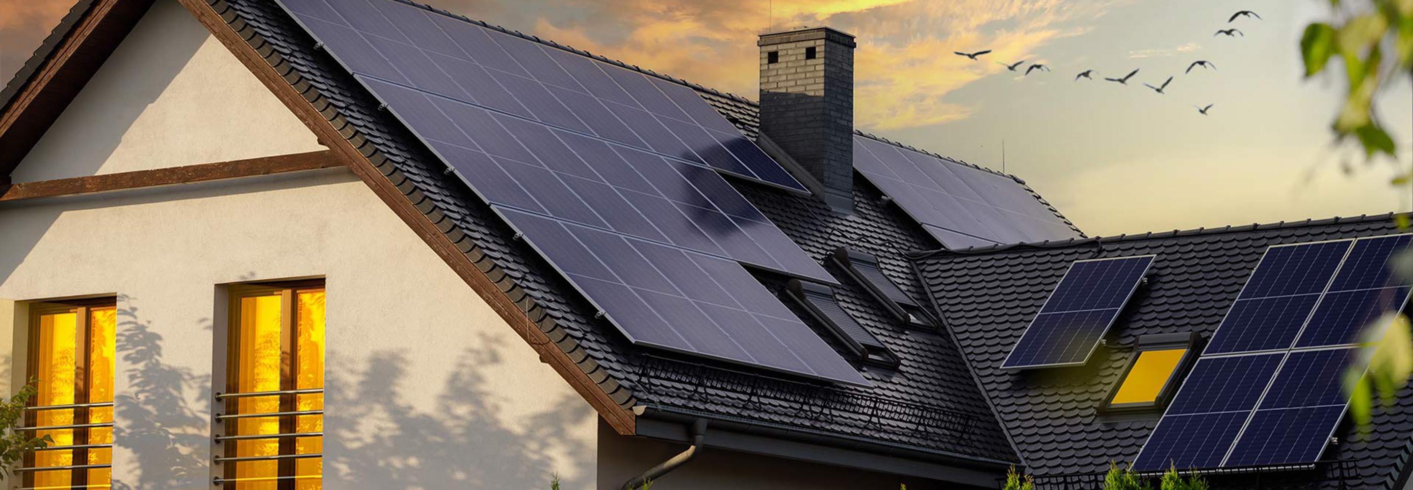 Haus mit PV-Anlage in der Dämmerung