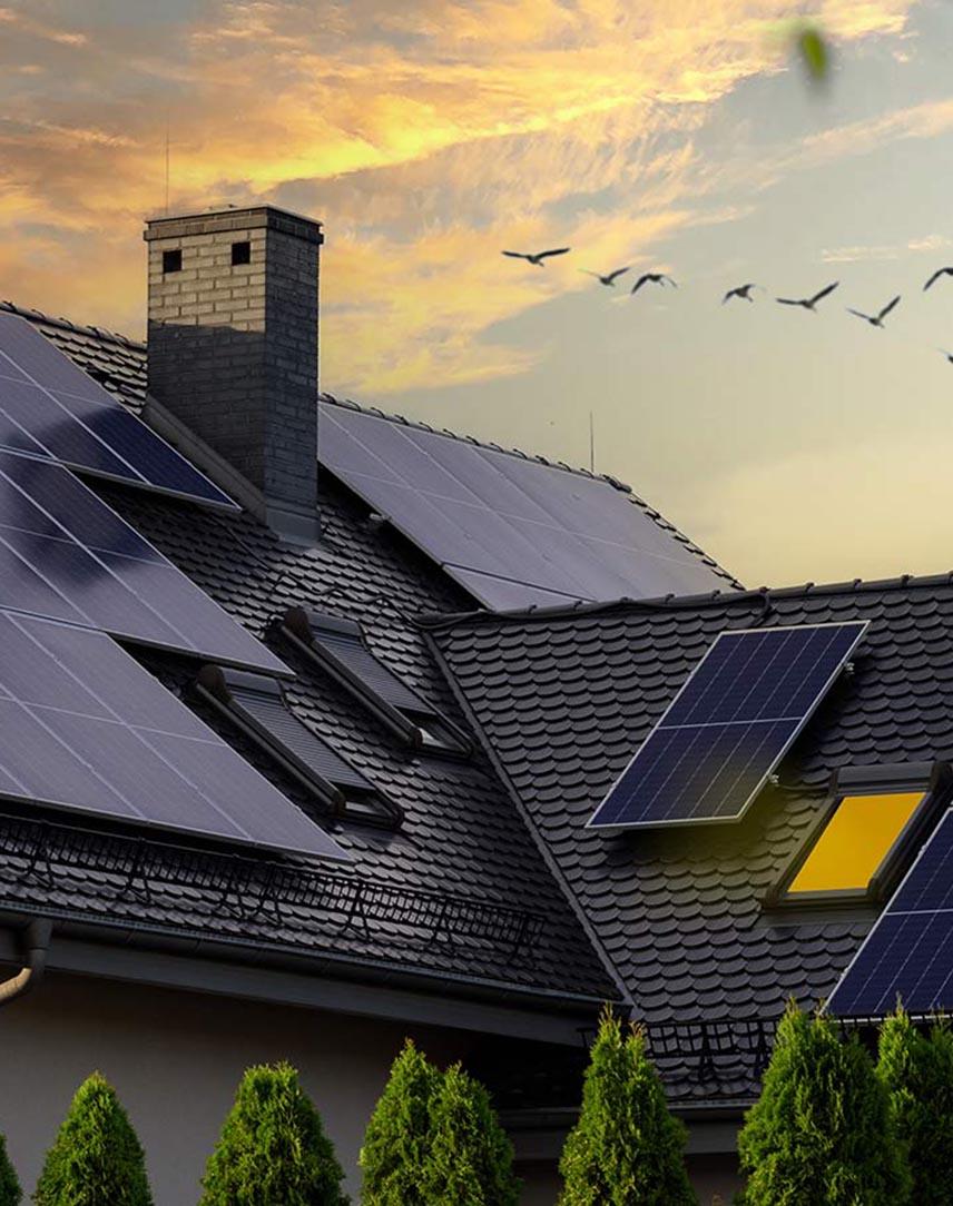 Haus mit PV-Anlage in der Dämmerung