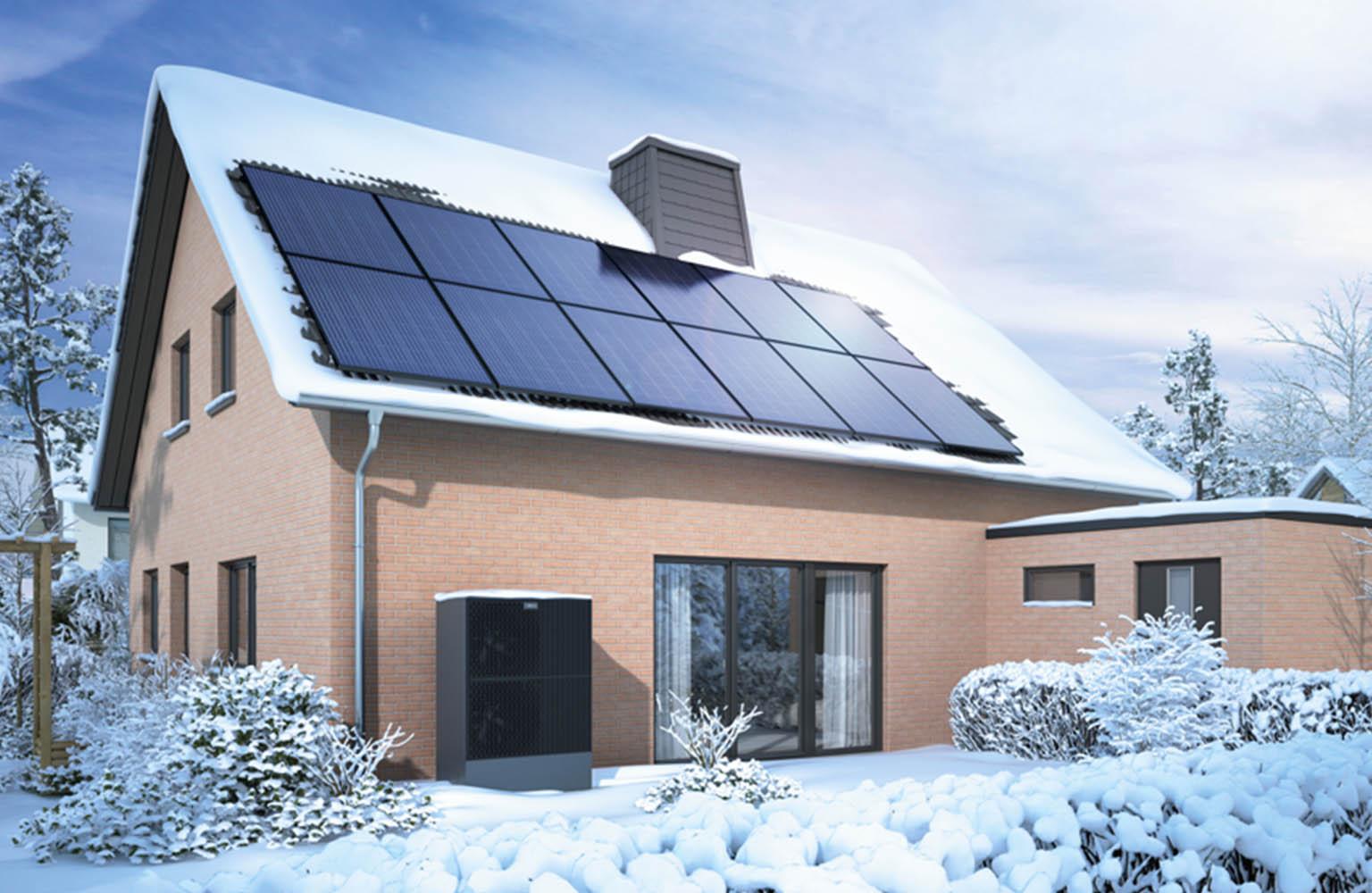 Eingeschneites Haus mit PV-Anlage