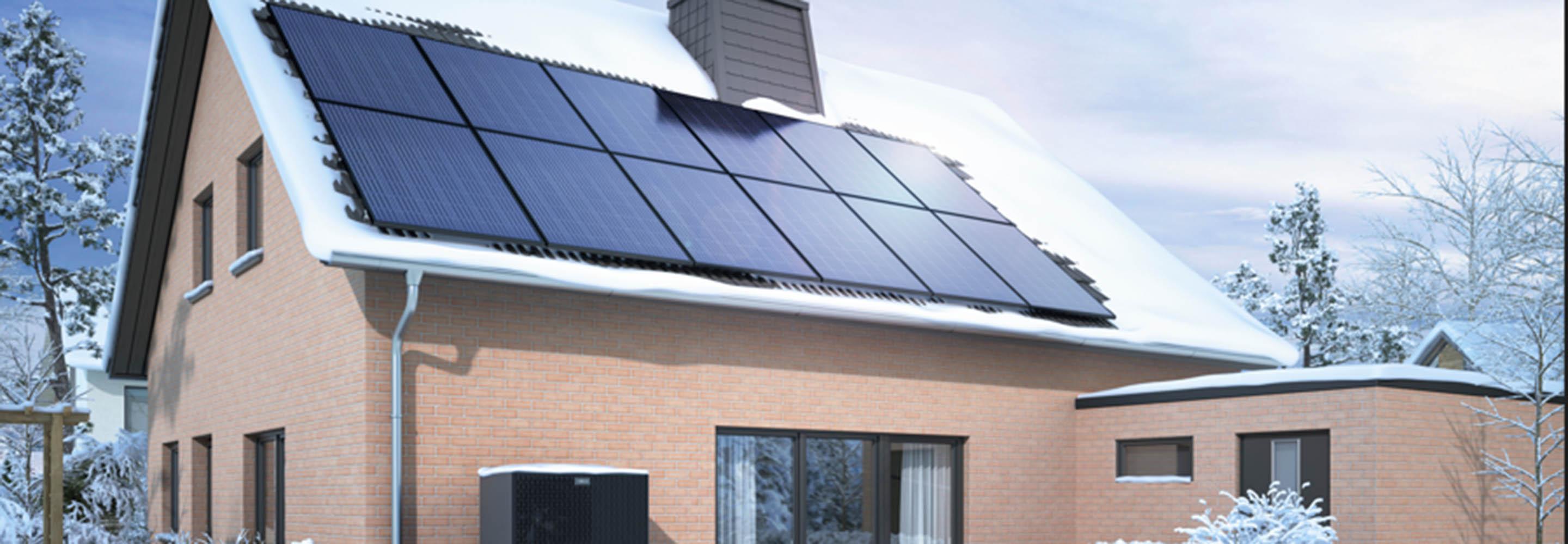 Eingeschneites Haus mit PV-Anlage
