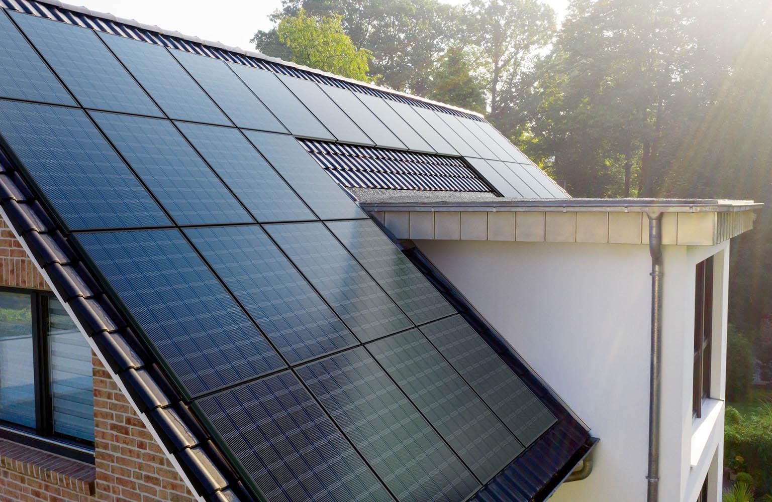 Dach mit PV-Anlage