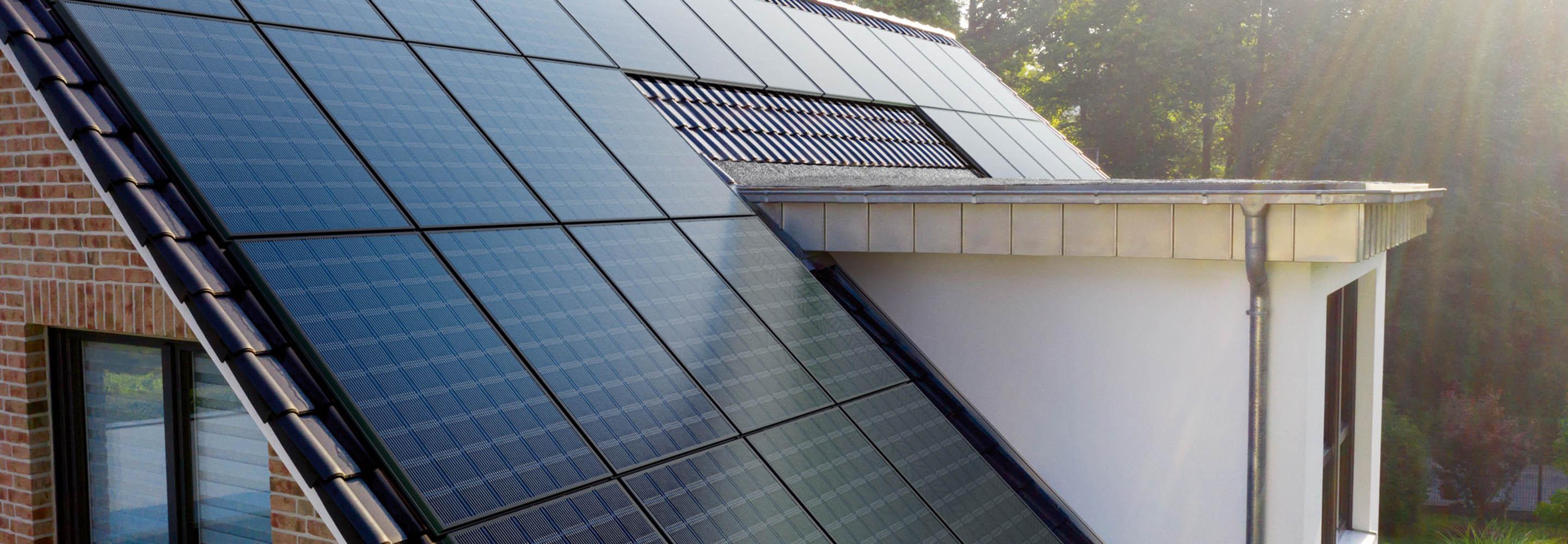 Dach mit PV-Anlage