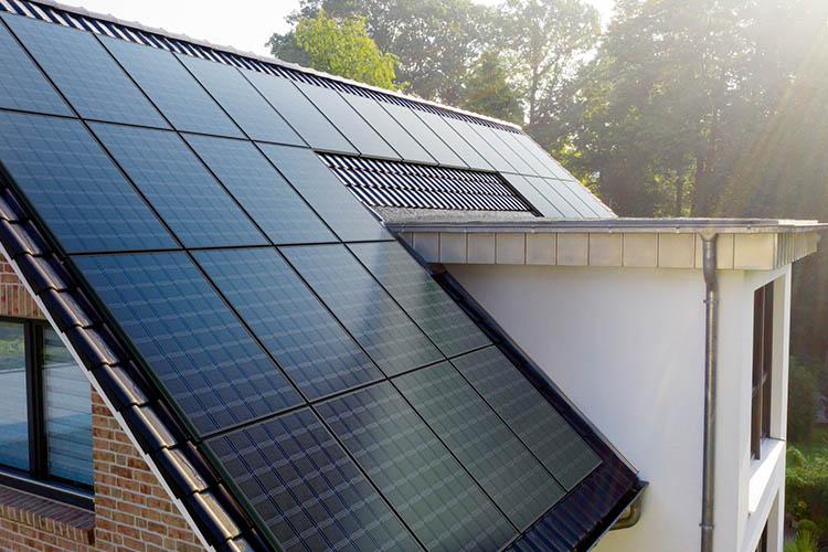 Dach mit PV-Anlage