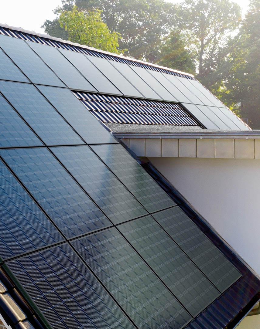 Dach mit PV-Anlage