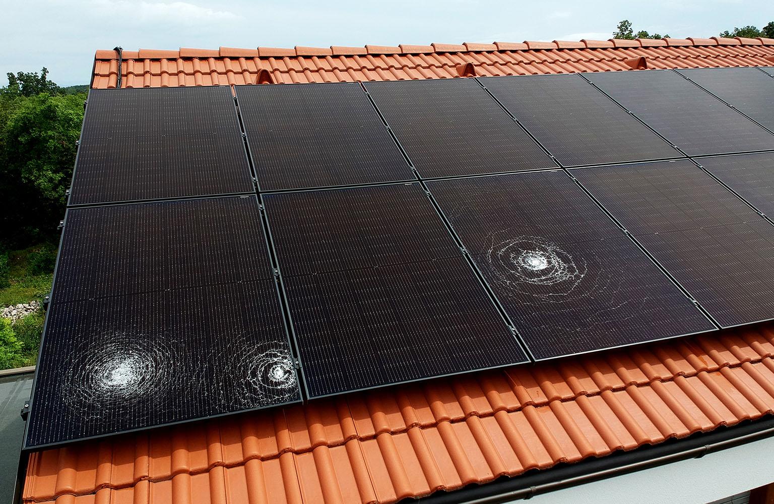 PV-Modul mit Steinschlägen