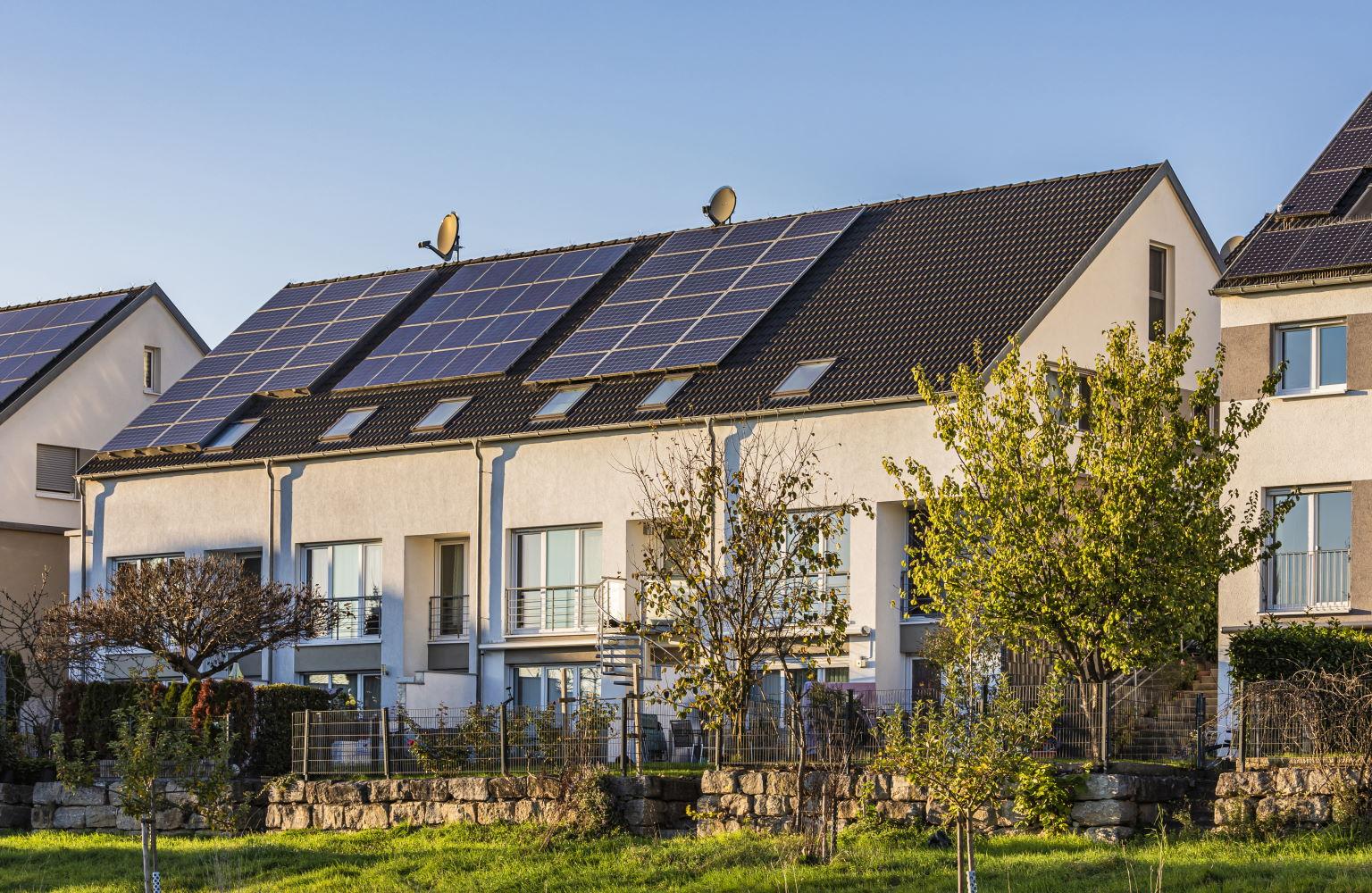 Mehrfamilienhäuser mit Solarmodulen auf dem Dach