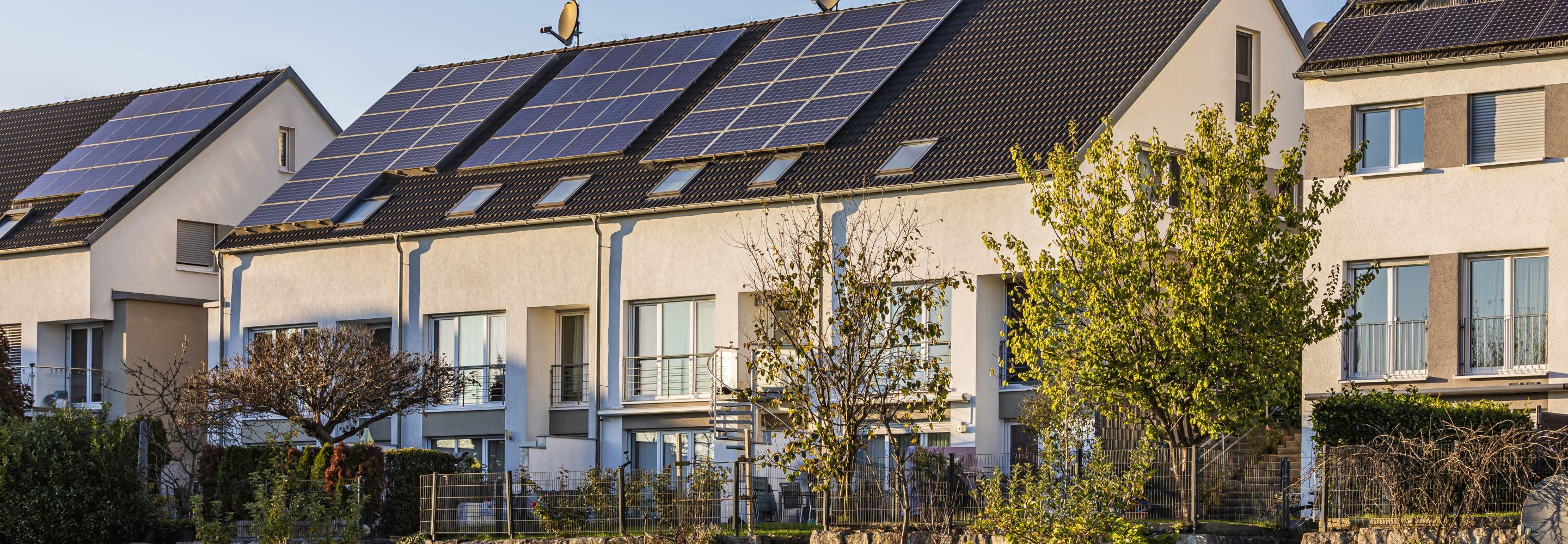 Mehrfamilienhäuser mit Solarmodulen auf dem Dach