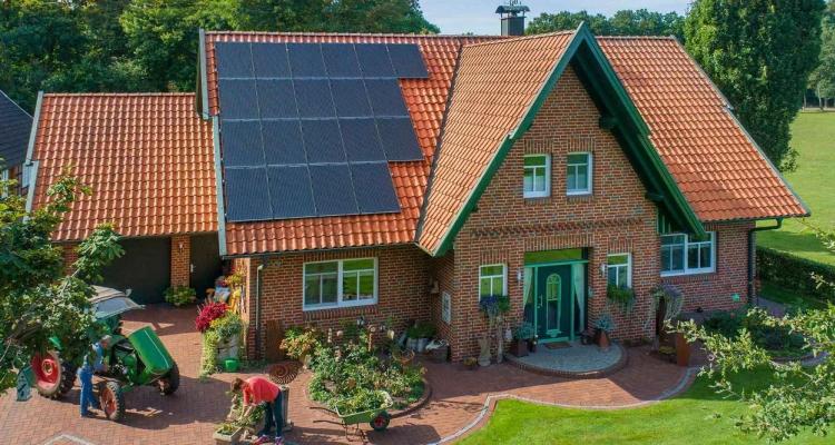 Haus von Familie Macke-Tiemerding aus Bakum mit Solarmodulen auf dem Dach